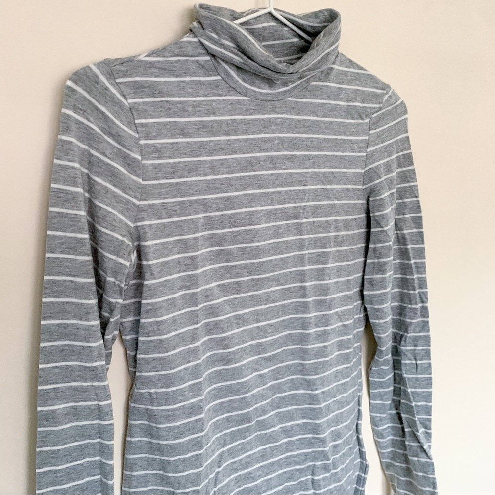 Basics turtleneck ❤️ Gray and white striped Merona